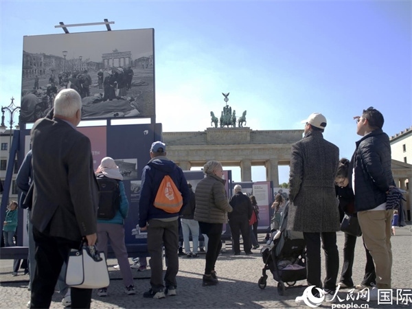 圖為勃蘭登堡門前，市民們?cè)趨⒂^歷史圖片展。人民網(wǎng) 肖晶攝