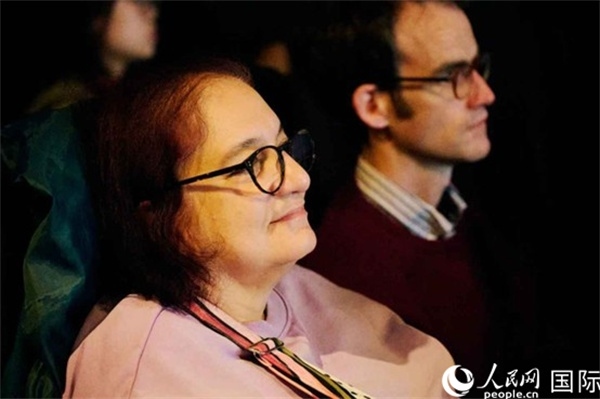 英國(guó)觀眾觀看巡展影片。楊浩鵬攝