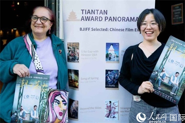 《朝云暮雨》放映前，觀眾前同主辦方互動(dòng)。楊浩鵬攝