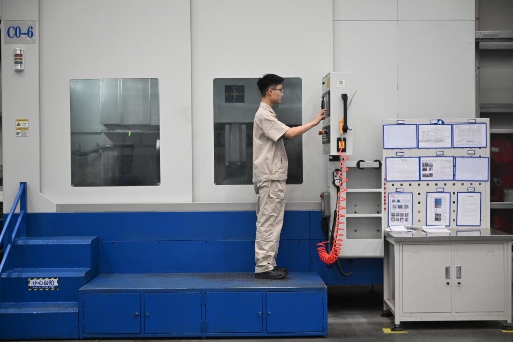 近日，工人在洛陽軸承集團股份有限公司的智能生產線上作業(yè)。新華社記者 李嘉南 攝