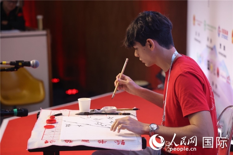 2025年“漢語橋”巴西賽區(qū)決賽的“才藝展示”環(huán)節(jié)，一名參賽者正在繪畫。人民網(wǎng)記者 時元皓攝