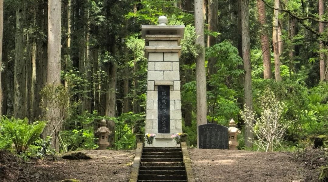 福島縣豬苗代町中國殉難勞工慰靈碑修繕完工暨植樹祭掃儀式舉行。中國駐新潟總領館供圖