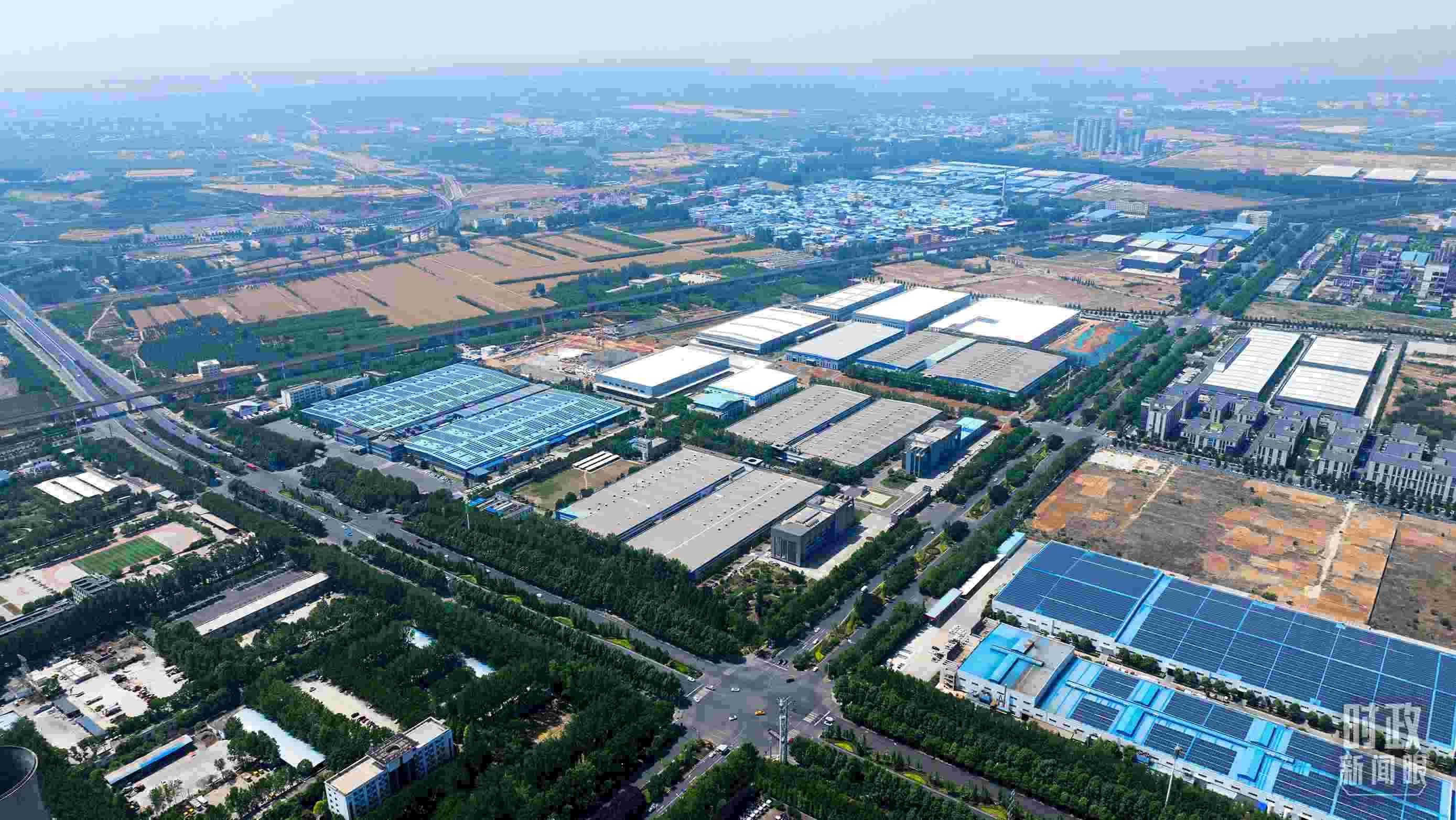 △俯瞰洛陽軸承集團股份有限公司。（總臺央視記者范凱拍攝）