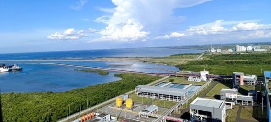 這是5月18日拍攝的紅樹林環(huán)繞的爪哇7號燃煤電站。記者 曹凱 攝