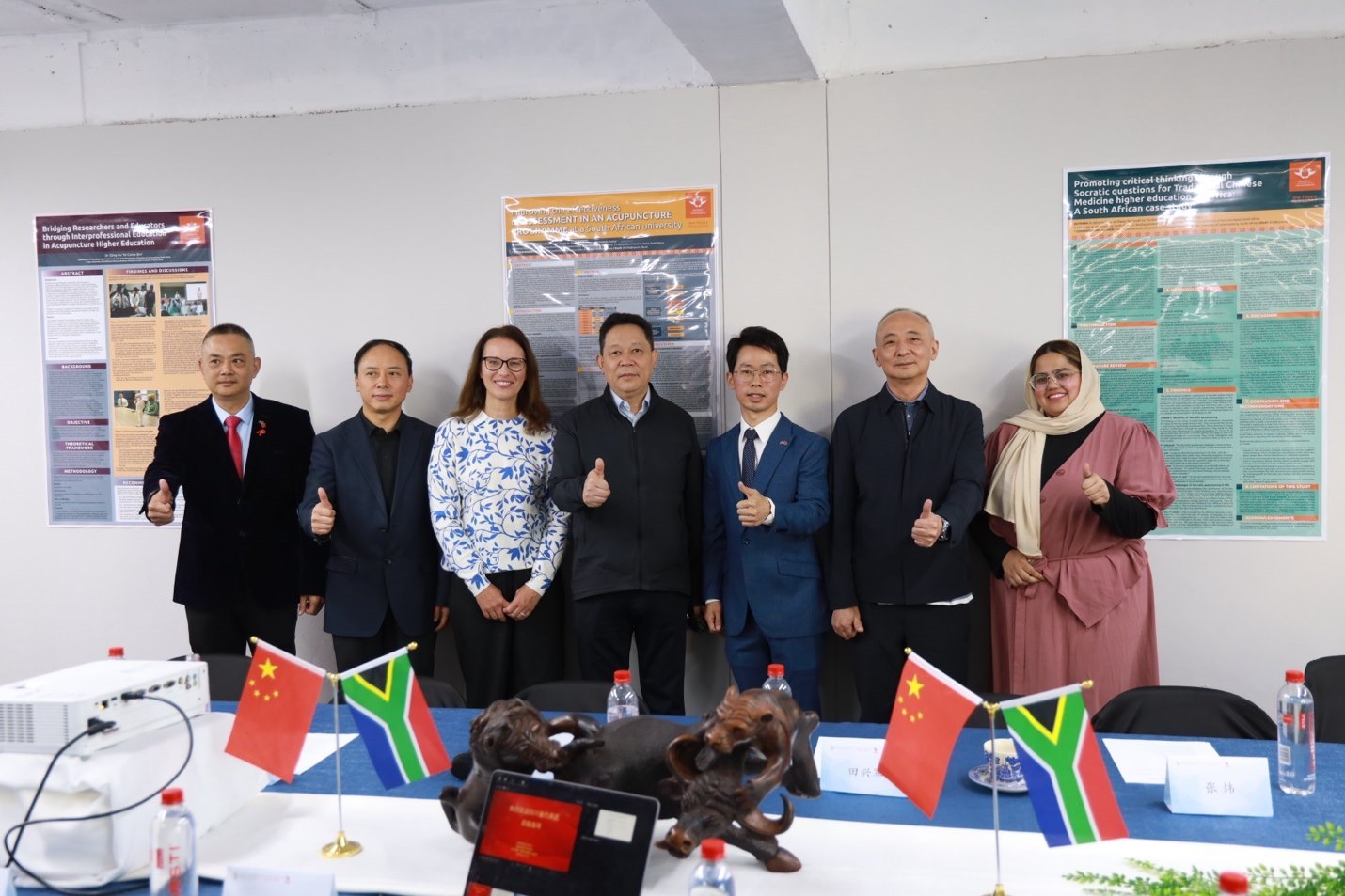 四川省副省長楊興平及代表團與《補充醫(yī)學：教育與研究》雜志社團隊合影。非洲中醫(yī)及針灸中心供圖