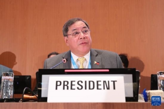 5月20日，在瑞士日內(nèi)瓦，第78屆世界衛(wèi)生大會(huì)主席赫爾博薩宣布審議通過(guò)“大流行協(xié)定”。新華社記者 杜哲宇 攝