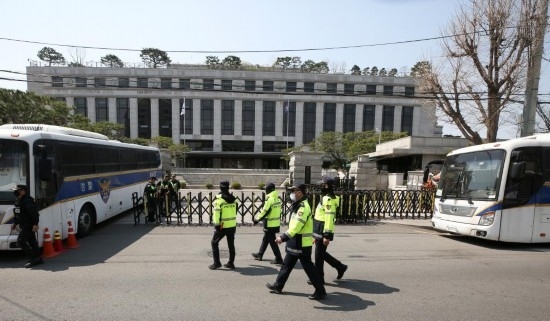 4月3日，在韓國首爾，警察在韓國憲法法院前執(zhí)勤。新華社記者姚琪琳攝