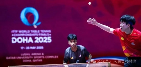 5月17日，王楚欽在比賽中發(fā)球。