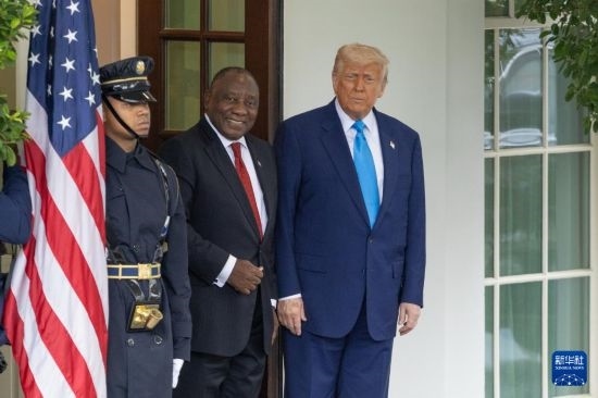 5月21日，美國總統(tǒng)特朗普（右）在華盛頓白宮迎接到訪的南非總統(tǒng)拉馬福薩（中）。新華社記者 胡友松 攝