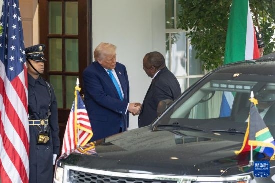 5月21日，美國總統(tǒng)特朗普（左二）在華盛頓白宮迎接到訪的南非總統(tǒng)拉馬福薩。新華社記者 胡友松 攝