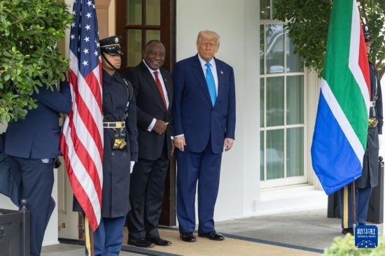 5月21日，美國總統(tǒng)特朗普（右二）在華盛頓白宮迎接到訪的南非總統(tǒng)拉馬福薩（右三）。新華社記者 胡友松 攝