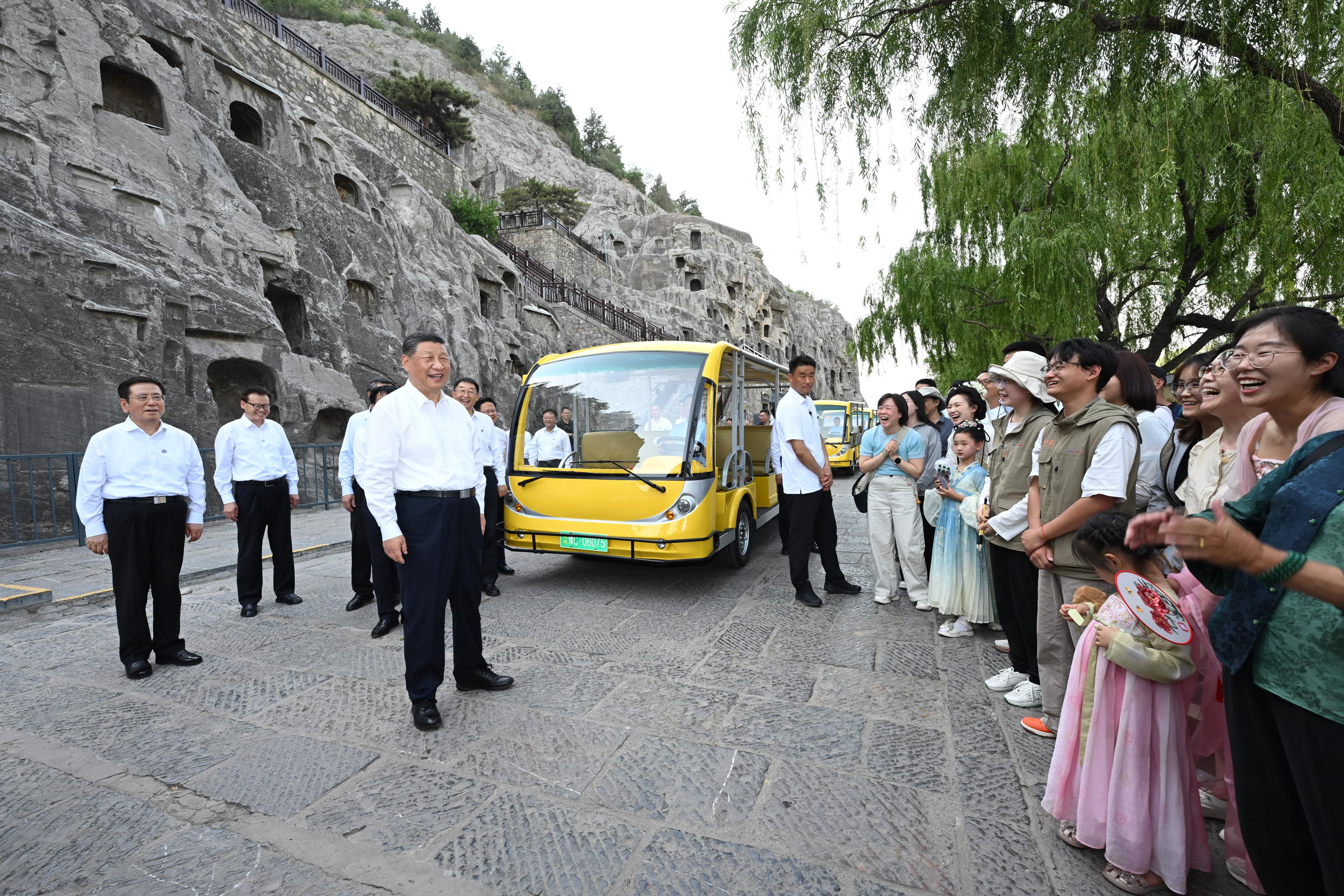 2025年5月19日，習(xí)近平總書記在洛陽龍門石窟考察時(shí)，同游客親切交流。