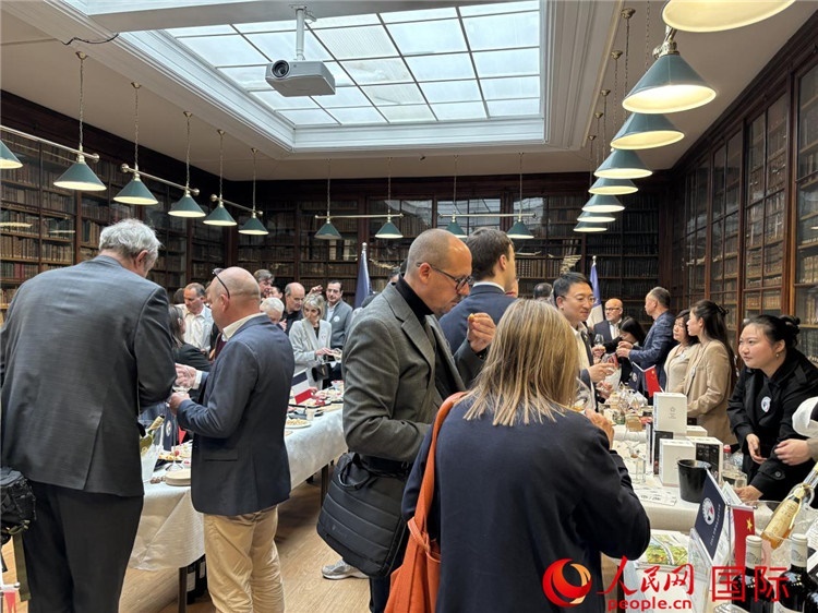 FIWA大獎(jiǎng)賽獲獎(jiǎng)酒及農(nóng)產(chǎn)品2025專業(yè)展暨中國云南—法國巴黎特色商品推介會(huì)現(xiàn)場。人民網(wǎng)記者 于超凡攝