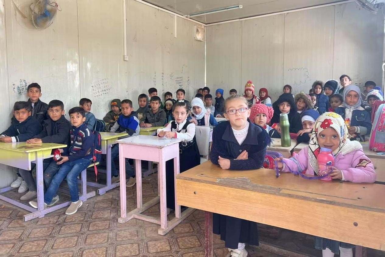 伊拉克卡爾巴拉省學(xué)生在簡易板房內(nèi)上課。中國電建供圖