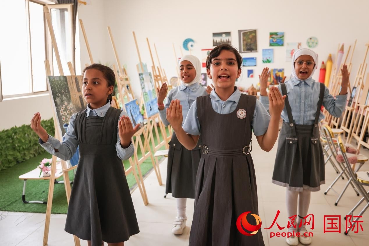 阿爾穆塔?阿里卡特國際學(xué)校的學(xué)生表演舞蹈。人民網(wǎng)記者 薛丹攝