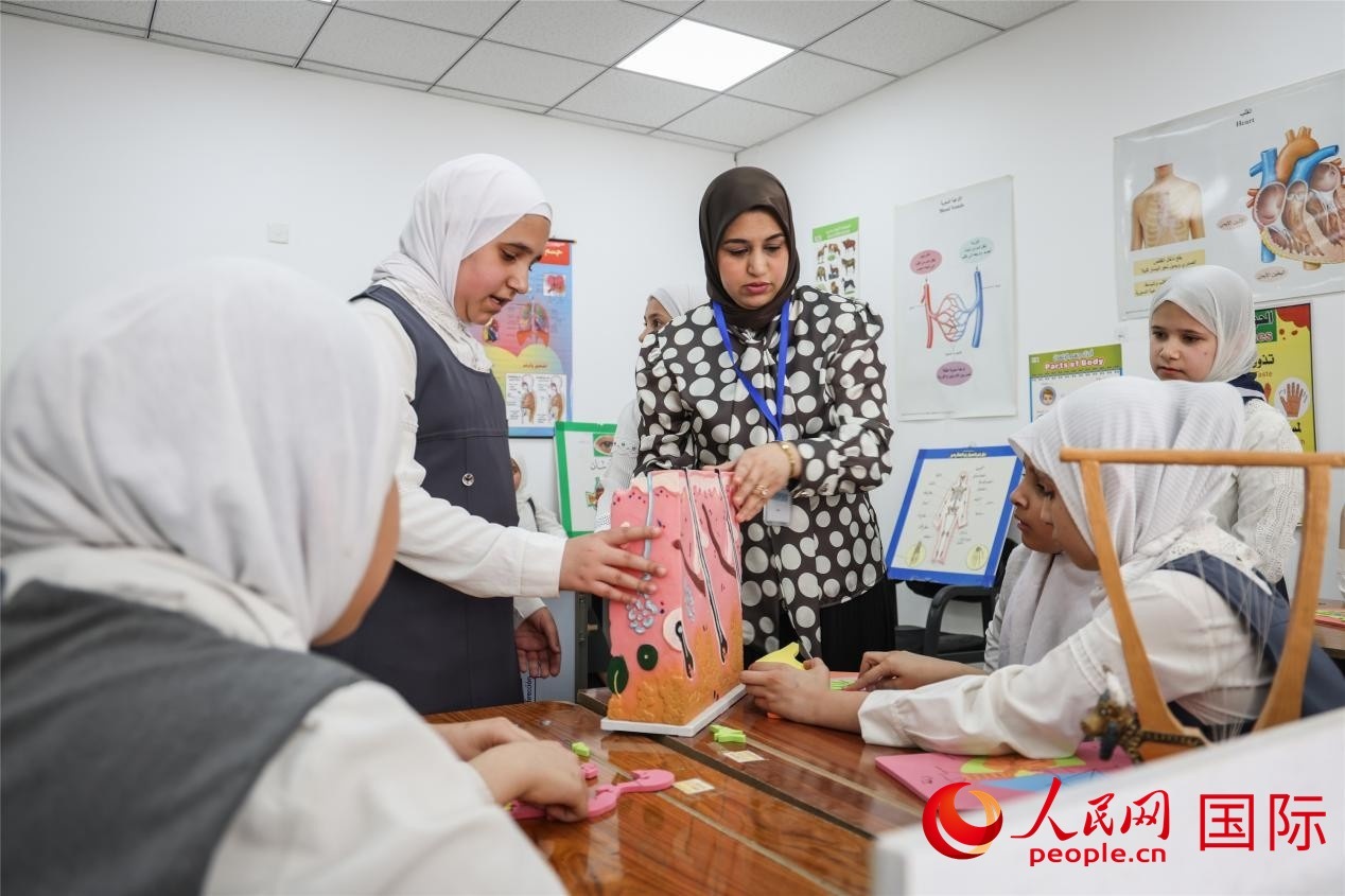 圖為阿爾·圖拉女子學(xué)校學(xué)生在上生物課。人民網(wǎng)記者 薛丹攝