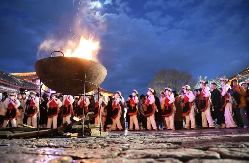 2025年1月11日，游客和居民在麗江古城打跳游玩。（趙慶祖攝）