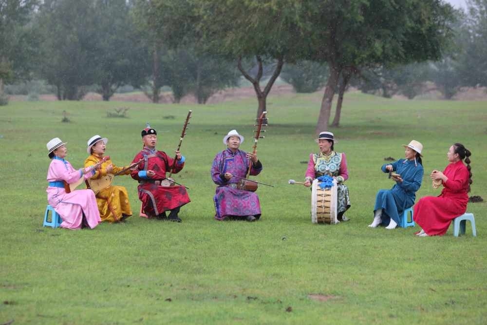 2024年7月16日，《格薩（斯）爾》史詩說唱傳承人在內(nèi)蒙古赤峰市巴林右旗戶外表演。（胡斯楞攝）