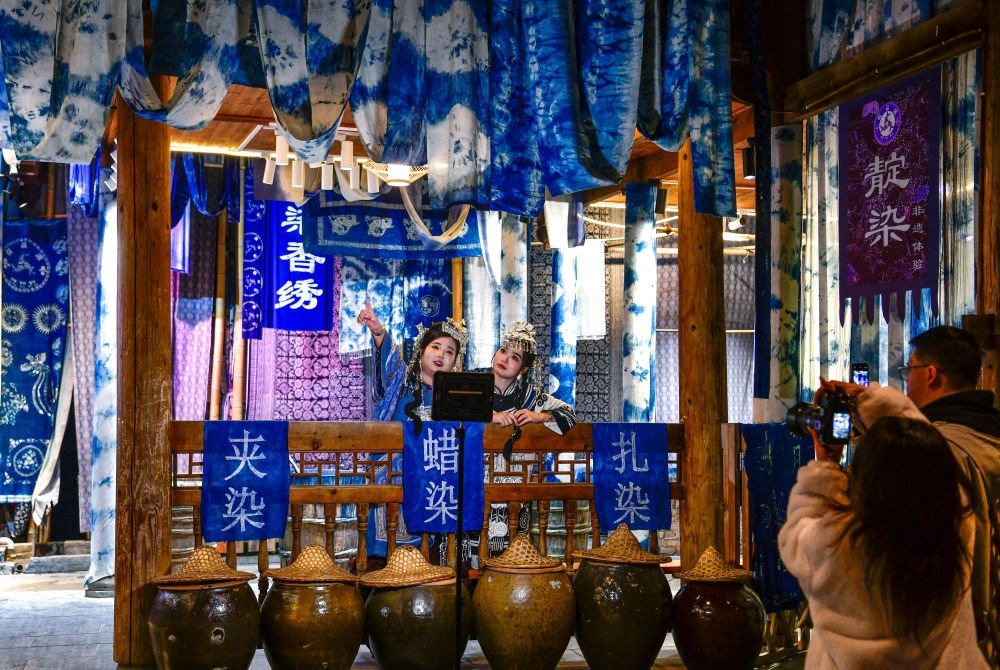 2025年3月17日，游客在貴州省黎平縣肇興侗寨里留影。新華社記者楊文斌 攝