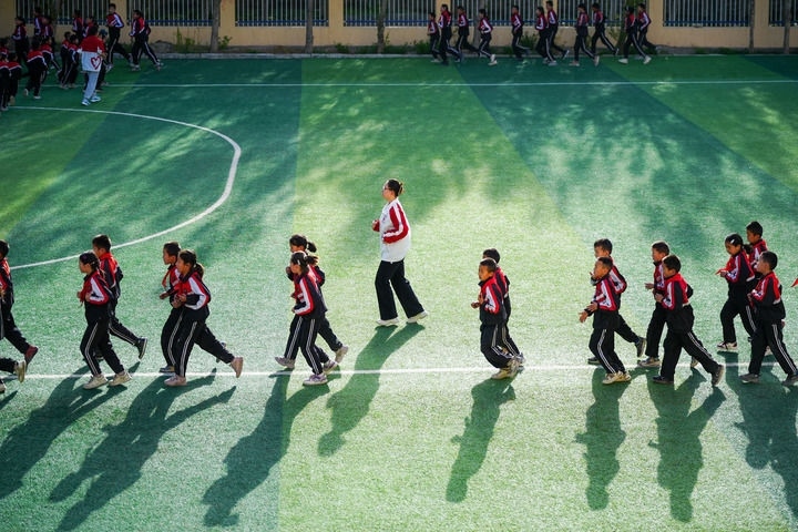 2025年4月24日，在新疆克州阿圖什市哈拉峻鄉(xiāng)謝依特小學(xué)，支教教師帶領(lǐng)學(xué)生晨跑。新華社記者 徐宏巖 攝