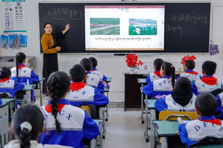 2024年9月27日，在四川省甘孜藏族自治州道孚縣城關(guān)第一完全小學(xué)，采取“藏加模式”教學(xué)的五年級一班的藏語文課上，準(zhǔn)木周老師指導(dǎo)藏族學(xué)生以家鄉(xiāng)草原風(fēng)物為主題寫作藏語文作文。新華社記者 沈伯韓 攝