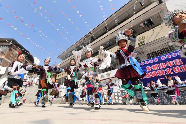 2025年3月25日，廣西柳州市融水苗族自治縣桿洞鄉(xiāng)中心小學(xué)學(xué)生在跳蘆笙踩堂舞。新華社記者 黃孝邦 攝