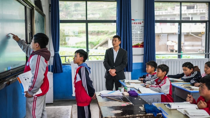 2024年11月21日，在地處烏蒙山區(qū)的貴州省六盤水市水城區(qū)亮巖小學(xué)，學(xué)生在供暖的教室內(nèi)學(xué)習(xí)。新華社記者 陶亮 攝