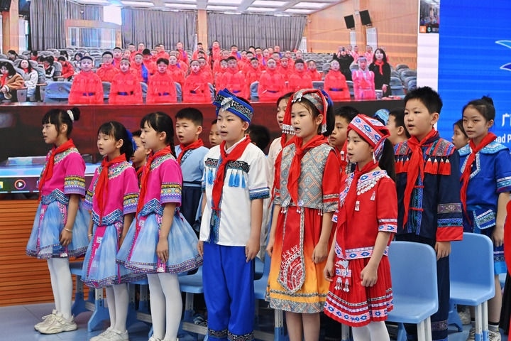 2025年3月28日，在“壯蒙一家親 共筑中國夢”手拉手主題云隊(duì)會上，廣西南寧市濱湖路小學(xué)四（1）中隊(duì)隊(duì)員通過網(wǎng)絡(luò)和內(nèi)蒙古鄂爾多斯東勝區(qū)第十二小學(xué)四（9）中隊(duì)隊(duì)員一起唱《中國少年先鋒隊(duì)隊(duì)歌》。新華社記者 周華 攝