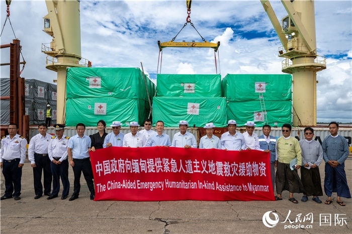 5月25日，中國駐緬甸大使館參贊歐陽道冰、仰光省首席部長梭登及緬有關(guān)部門官員出席援緬第十五批緊急人道主義地震救災(zāi)物資交接儀式。人民網(wǎng)記者謝佳君攝