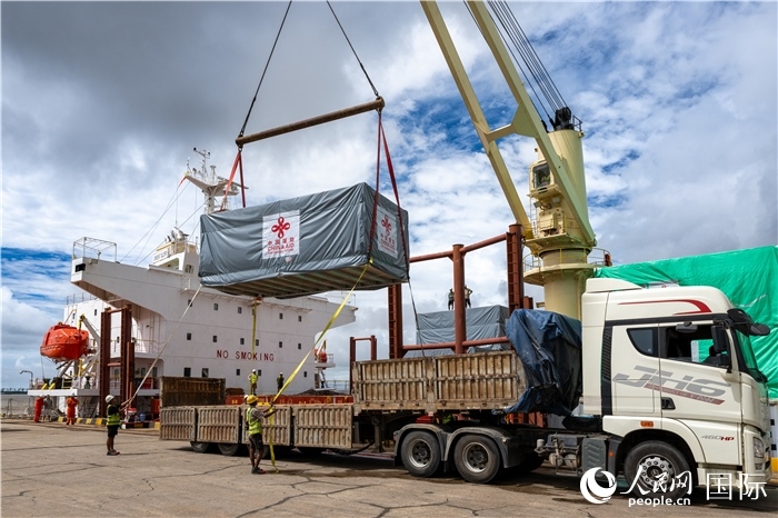 5月25日，當(dāng)?shù)毓と嗽诟劭趶呢涊喩闲遁d援緬第十五批緊急人道主義地震救災(zāi)物資。人民網(wǎng)記者謝佳君攝