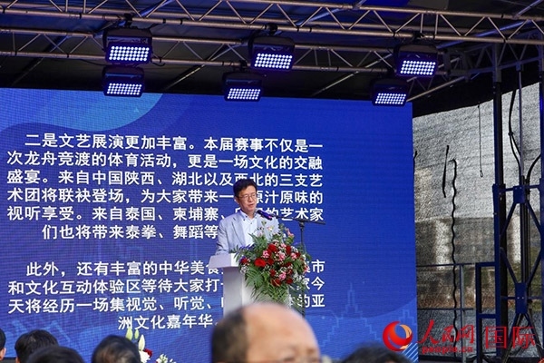 中國(guó)駐法蘭克?？傤I(lǐng)事黃昳揚(yáng)在致辭中對(duì)龍舟賽表示熱烈祝賀。人民網(wǎng) 依琳攝