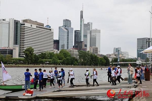 來自美國(guó)的快樂龍舟隊(duì)選手們正在登船準(zhǔn)備參賽。人民網(wǎng)記者 劉仲華攝