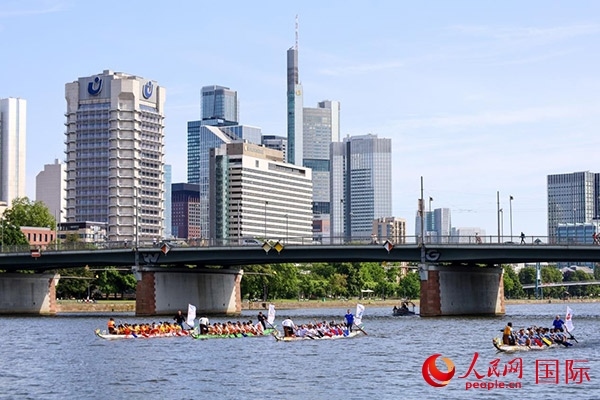 龍舟賽隊(duì)伍奮力揮槳、破浪前行。人民網(wǎng) 依琳攝