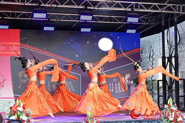 美因河畔的舞臺(tái)上中國(guó)傳統(tǒng)舞蹈精彩上演。人民網(wǎng) 依琳攝