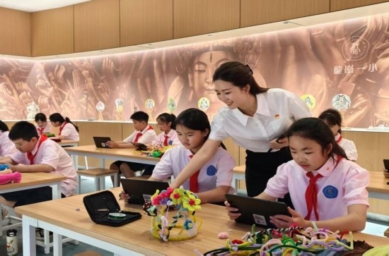 龍崗一小學(xué)生正在學(xué)習(xí)“發(fā)現(xiàn)石刻之美”華蔓花冠課程。