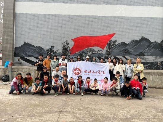 “行動(dòng)中的課堂：探尋茶馬古道紅色印記”工作坊與當(dāng)?shù)匦W(xué)生共同創(chuàng)作主題壁畫(huà)。