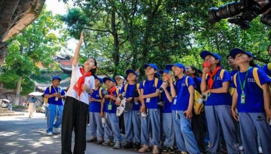 石刻小導(dǎo)游稅明潔為西藏小朋友志愿解說。