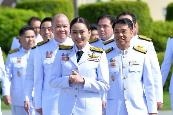 2024年9月7日，泰國(guó)總理佩通坦·欽那瓦（前中）及新一屆內(nèi)閣成員在位于首都曼谷的總理府與媒體見面。新華社發(fā)（拉亨攝）