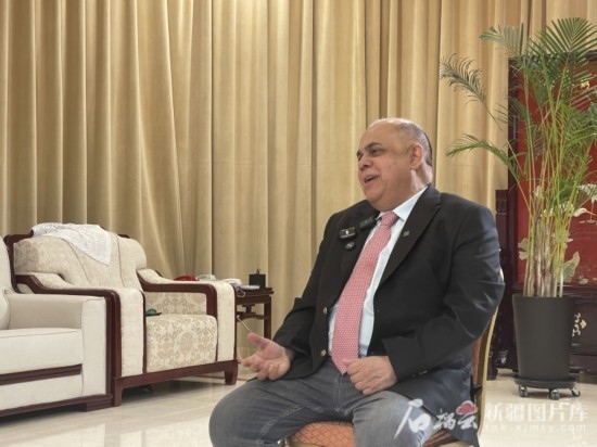 上合組織副秘書長索海爾·汗在專訪中。石榴云/新疆日報(bào)記者 劉翔攝