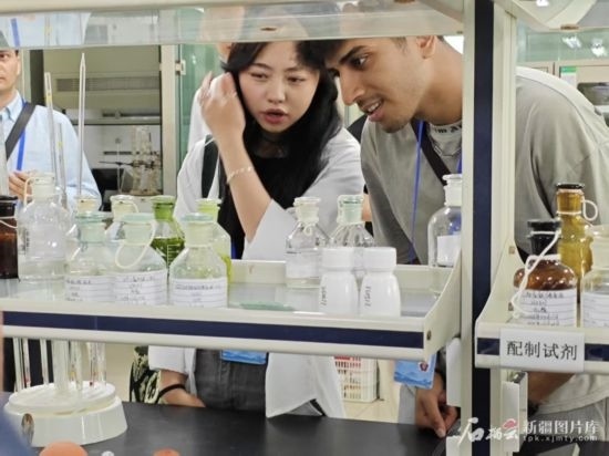 5月26日，2025上合組織國家媒體合作論壇嘉賓參觀新奇康藥業(yè)股份有限公司實(shí)驗(yàn)室。石榴云/新疆日報(bào)記者 宋海波攝