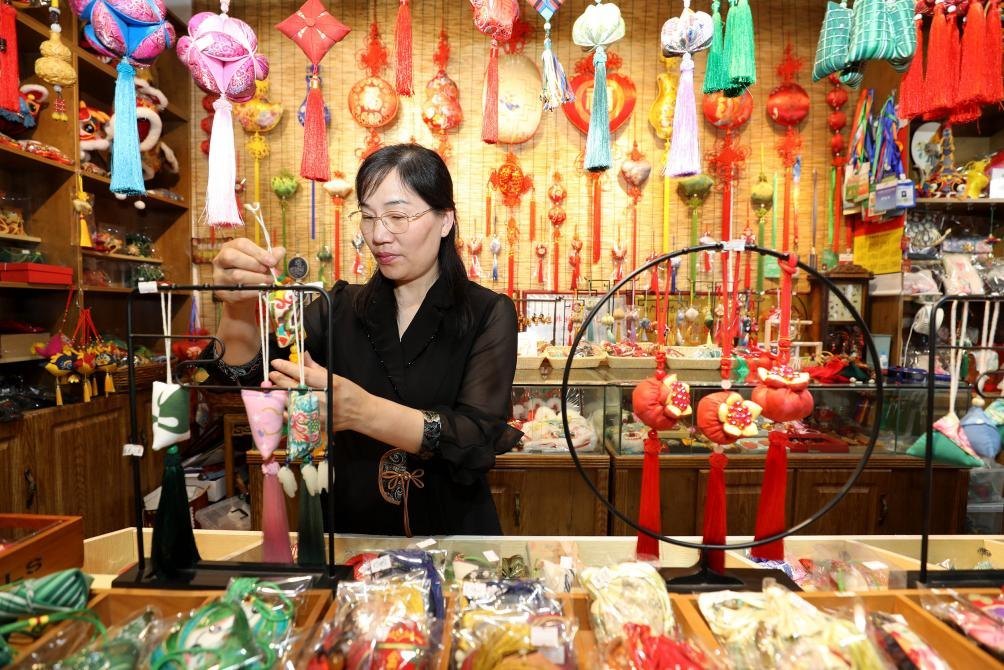 2025年5月25日，安徽省淮北市，非遺香包上貨架。（圖片來(lái)源：視覺(jué)中國(guó)）