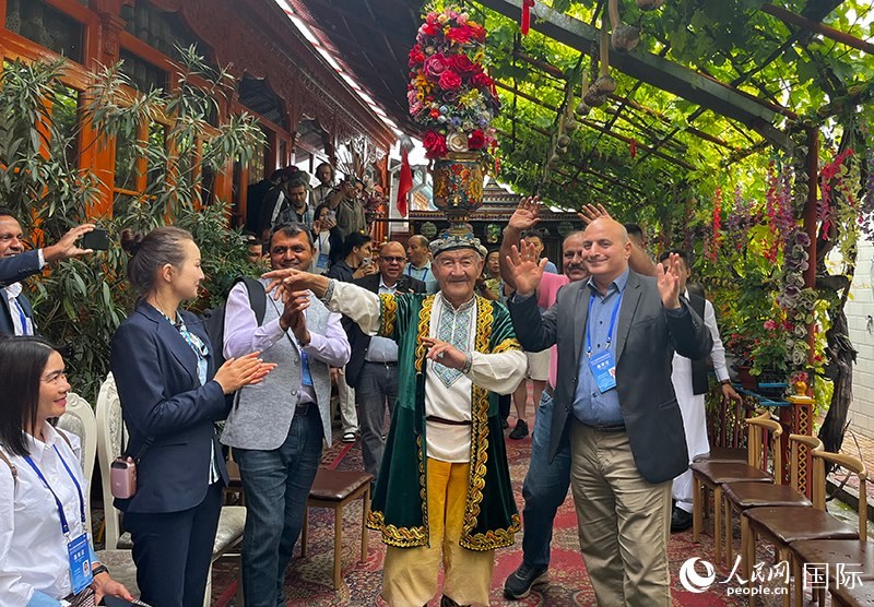 5月24日，外國(guó)媒體人在伊寧市喀贊其民俗旅游區(qū)參觀體驗(yàn)。 人民網(wǎng)記者 翟轉(zhuǎn)麗攝