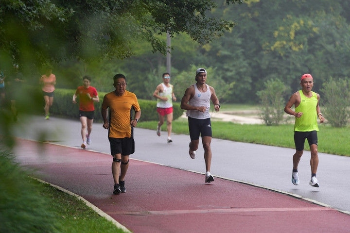 2024年7月14日，市民在北京中軸線延長線上的奧林匹克森林公園運(yùn)動鍛煉。