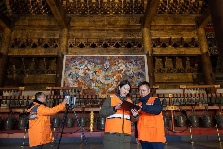 北京市測繪設(shè)計(jì)研究院團(tuán)隊(duì)在太廟測繪（2023年2月19日攝）。2020年9月起，北京市測繪設(shè)計(jì)研究院的技術(shù)團(tuán)隊(duì)開展了北京中軸線遺產(chǎn)點(diǎn)實(shí)地測繪，從文物保護(hù)、環(huán)境整治、文物騰退等方面為北京中軸線申遺提供空間數(shù)據(jù)底板。