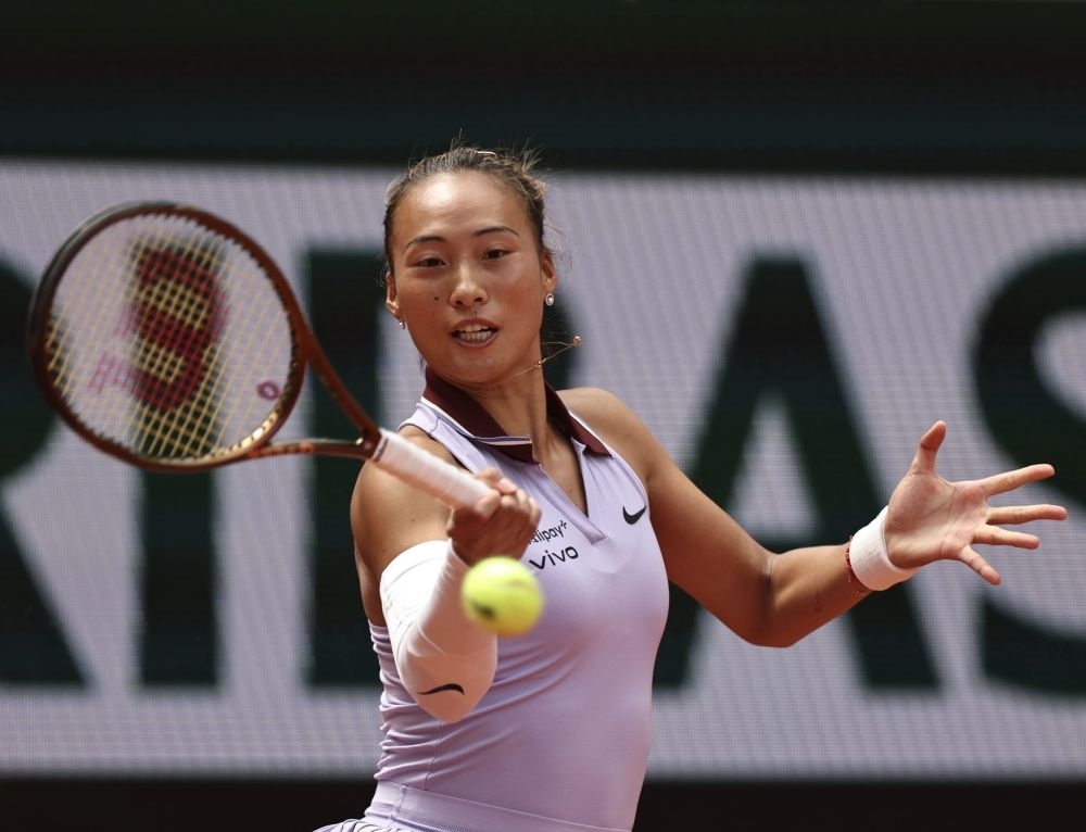 6月1日，鄭欽文在比賽中回球。新華社記者 李京 攝