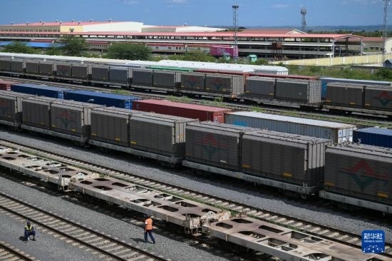 5月31日，在蒙內(nèi)鐵路內(nèi)羅畢站到發(fā)場，鐵路工人在鐵道旁巡檢。新華社記者 楊光 攝