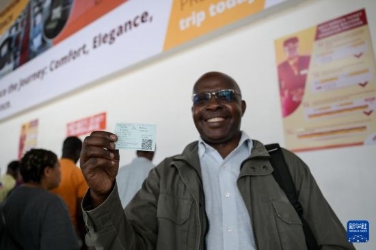 5月31日，在蒙內(nèi)鐵路內(nèi)羅畢站，一名前往蒙巴薩的乘客展示車票。新華社記者 楊光 攝