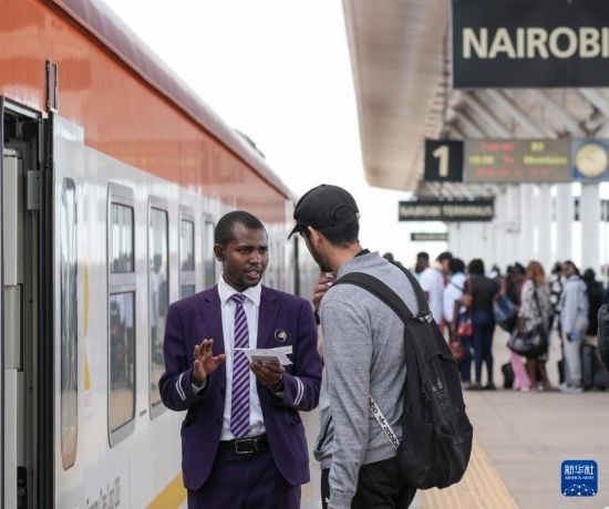 5月31日，在蒙內(nèi)鐵路內(nèi)羅畢站，乘務(wù)員為乘客檢票。新華社記者 李亞輝 攝