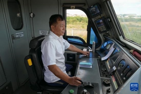 5月31日，在蒙內(nèi)鐵路內(nèi)羅畢站，機車駕駛員蔣立平在即將開往蒙巴薩的E2次列車上進行準備工作。新華社記者 楊光 攝