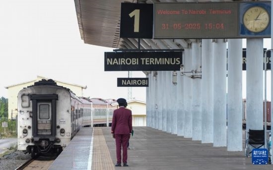 5月31日，在蒙內(nèi)鐵路內(nèi)羅畢站，工作人員目送開往蒙巴薩的E2次列車駛離站臺。新華社記者 李亞輝 攝